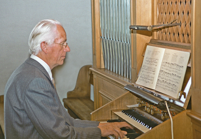 Hermann Schwander an der Kirchenorgel / Foto:Greti Schwander / bearbeitet Kurt Gyger und Heinz Rieder