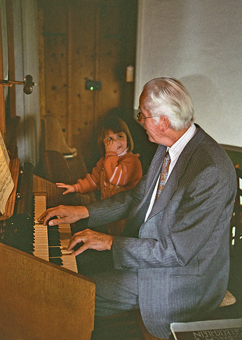 Hermann Schwander mit Kind / Foto:Greti Schwander / bearbeitet Kurt Gyger und Heinz Rieder