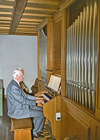 Hermann Schwander an der Kirchenorgel / Foto: Greti Schwander / bearbeitet Kurt Gyger und Heinz Rieder